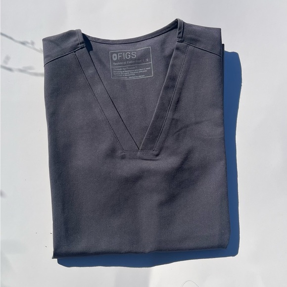 FIGS Casma Three-Pocket Scrub Top
Size S Charcoal PO 5003 - Picture 1 of 4